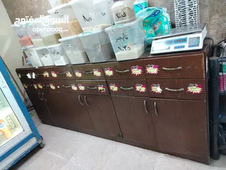  1 خزانة مونة بهارات وما شابه في حالة مممتازة جدا مع ارفف للمكسرات