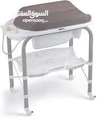  1 طاولة الغيار مع البانيو الخاص فيها من ماركة CAM  متحرك ب رفين