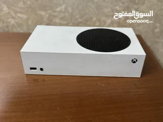  1 اكس بوكس سيريس إس مع إيدتين أصليات للبيع بسعر ممتاز والجهاز قابل للتفاوض بالسعر وحياكم الله جميعآ