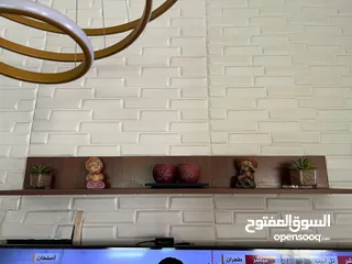  2 طاولة شاشة مع ديكور للحائط