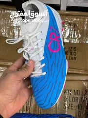 1 حذاء رياضي cr7 crampons Nv model اللون الاسود والازرق غير متوفر