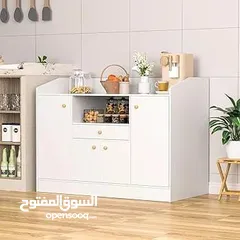  2 خزانة عملية مع مقابض خشبية بسيطة وأنيقة  تصميمها يجمع بين المساحات المغلقة والرفوف المفتوحة