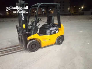 3 رافعه شوكيه انواع تويوتا حمولت 1800 بنزين جير اوتوماتيك بحاله جيده جدا