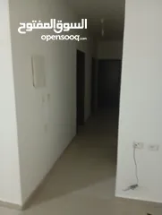  3 شقة في بيتونيا خلف الكلية العصرية اسكان العمارة  مكونه من 3 شقق وحمامين وصالة وصالون وبرندة