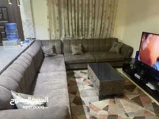  2 كورنر بحالة الوكالة جديد ولا في شي بحاله الوكاله كامل مع الطاوله الخشب لاتيه و سويد و قراطي خشب نخب