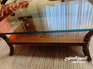  1 طاولة زجاجية مع قاعدة خشبية(خشب طبيعي) يوجد خدوش
