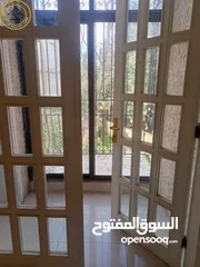  2 شقة مميزة للبيع في عبدون الشمالي  - قرب السفارة الهولندية طابق ثاني 220م بسعر مغري