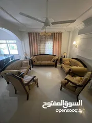  6 طقم كنب نظيف 9 اماكن مكون من ثلاثيه عدد1 وثنائية عدد 2 ومفرده عدد 2 للبيع المستعجل