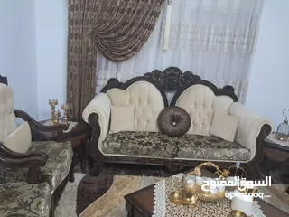  1 طقم كنب 7 مقاعد شبه جديد، خشب ممتاز مع طاولات للبيع