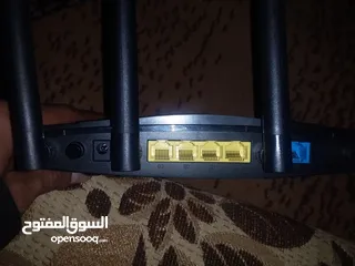  1 موزع نت رباعي مع مقوي اشارة وبثاثة من نوع d-link  مع ترنس استطاعة 12v  3 قطع في واحد