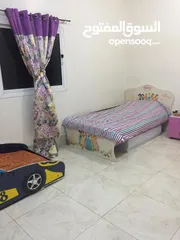  1 سريرين اطفال مع مكتبة واثنين كراسي للبيع من السعودية