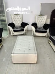  2 طقم كنب مع طاولة وسط وبترينا وطاولة سفرة ومزنون