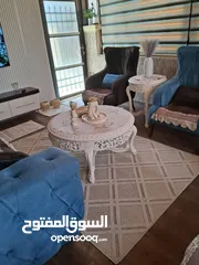  2 طقم كنبايات مميز مع طاولات فاخرة باللون البيج