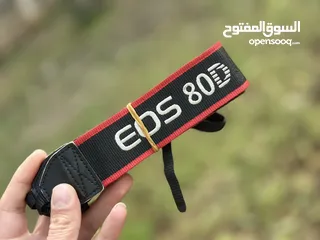  5 للبيع علبه الكاميرا 80D و عدسة 2