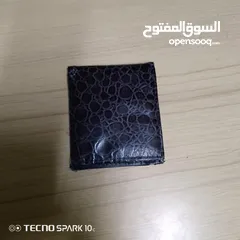  1 محفظ جلد جديد و ب حاله جيده بدون سحاب و لها جيبتين و بس ب 3