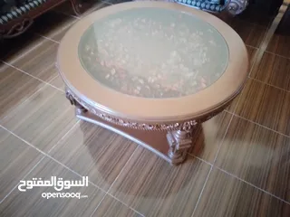  2 غرفة جلوس مع ثلاث طاولات واحدة كبيرة في الوسط واثنتين وسط مع طاولة كزاز كبيرة وكرسيين خشب