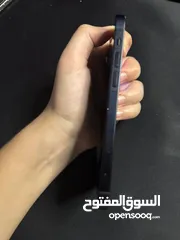  5 ايفون  12 عادي  وكاله ماشاء الله لون اسود فخم وحجم الجهاز جدا جيد