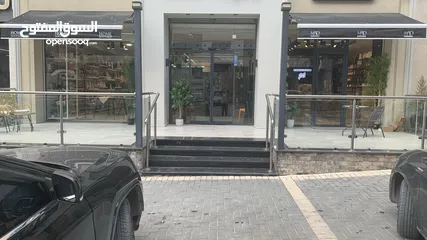  3 معرض تجاري 3 ابواب عالشارع الرئيسي للبيع بالخلو