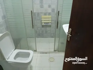  2 شقه للايجار ارضي في ام اذينه للجادين