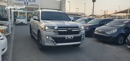  2 Toyota Land Cruiser VXR v8 2021