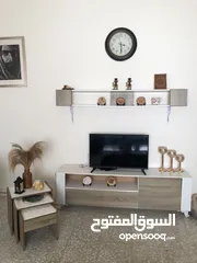  1 طاولة صالة بالون ابيض و خشبي مع تصميم يناسب جميع الديكورات يمتاز بسهولة التنظيف و يحتوي على خزانتين