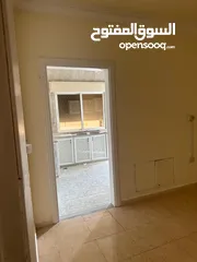  6 شقه فارغه للايجار شارع الجامعه الاجره شهريه 240