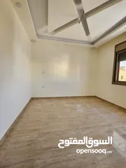  5 شقه جديده طابق ثالث مع غرفه علي السطح