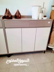  2 خزانة فاخرة بتصميم عصري أنيق ثلاثة دفات تصميم ذكي يحتوي على درجين علويين لحفظ الأغراض الصغيرة