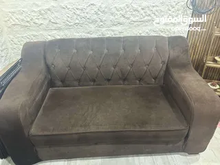  2 كنب بني طاولة بيضا للبيع الجاردنز