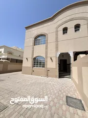  10 للبيع فيلا مميزة كورنر في بوشر قريب المدرسه الامريكيه 4 غرف نوم وصالتين وحوش واسع