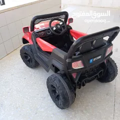  3 سيارة كهربائية على الشحن مع ريموت. بحالة ممتازة..