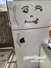  1 ثلاجة تعمل بشكل جيد