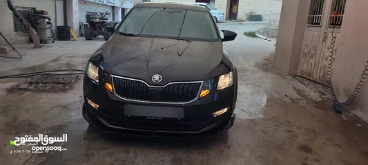 4 سكودا صالون لون أسود مرتبة نظيفة جدا