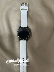 1 ساعه هواوي gt2 متعمله بحاله جيده خدش خفيف بل شاشه عليها لزقه حراريه الساعه معها شاحنها وكثير عمليه