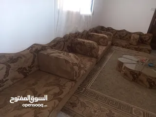  3 جلسة عربية بحالة جيدة جدا مع مراكي وطاولات