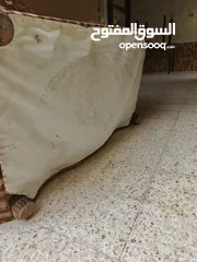  8 كنب كلاسيك للبيع من اربع قطع مناسب لصالون ومناسب غرفة جلوس ومناسب لغرفه ضيوف خشب اوزان ابيض