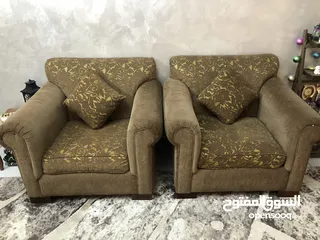  8 اثاث غرفتين جلوس للبيع ، يمكن البيع كل واحد على حدا ، اثاث شبه جديد الطقم سبع مقاعد ، كابتونيه جديد