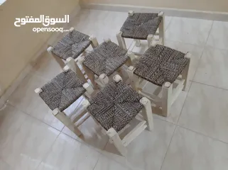  2 كراسي وطاولات خشب من الخيش اليدوي