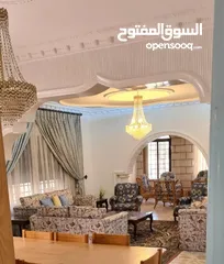  4 منزل (فيلا) مستقلة استثنائية بموقع مميز مكونة من ثلاث طوابق للبيع بسعر مغري