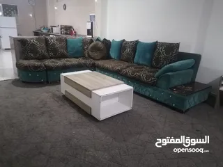  2 كورنر 7 مقاعد للبيع المستعجل السفر مع طاوله وسط وطقم سيرفس  وطاوله تلفزيون