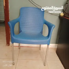  3 طاوله لون ازرق طوي مع كراسي عدد اثنين واحد منهم مكسور الطاوله و الكرسي الآخر بحاله ممتازه