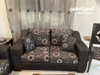  7 طقم كنب + طاوله سفره مع 8 كراسي + بوفيه مع مرايه + 3 طاولات وسط