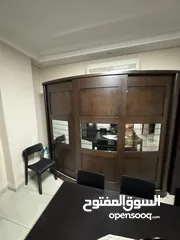  12 خزانة صناعة تركيا أبواب جرار مع زجاج في الوسط خشب ذو جودة عالية شكل الخزانة مقوس اي اكبر مساحة
