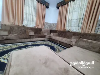  3 طقم جلوس عربي اسنفج مرفوع على خشب بمثابة كنب بحالة ممتازة مناسب جدا لغرفة ضيوف او قعدة