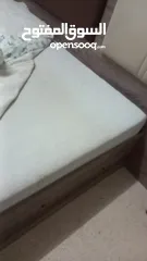  1 تخت مجوز مع برادي مع فرشه بوند
