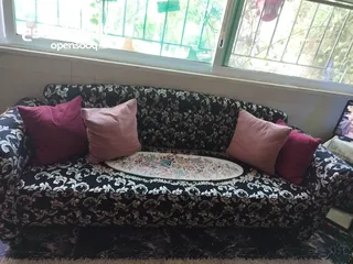  15 طاولة وسطية معدن وزحاج وتنين جانبيات خشب اسود ايكيا وسجلونتين ثلاثية  بتفتح بكس ثنائية وكرسين انتيكا