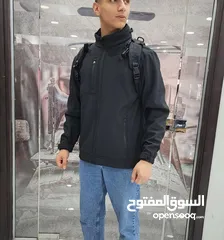  4 جاكيت سوفت شيل المميز waterproof باللون الأسود نسيج مرن عالي الكثافة.