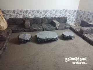  1 جلسه عربية اسفنج ضغط 18 مع طاولات خشب مع سجاده خمسة باربعه ونص متر بحالة الوكالة.
