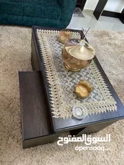  3 طاوله مطبخ بحاله الجديد مع 6 كراسي  و طاوله نص مع طاولتين تقديم فيهم خدش بسيطه