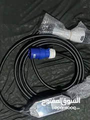  4 شواحن لجميع انواع السيارات (المداخل الامريكية/الاوروبية)